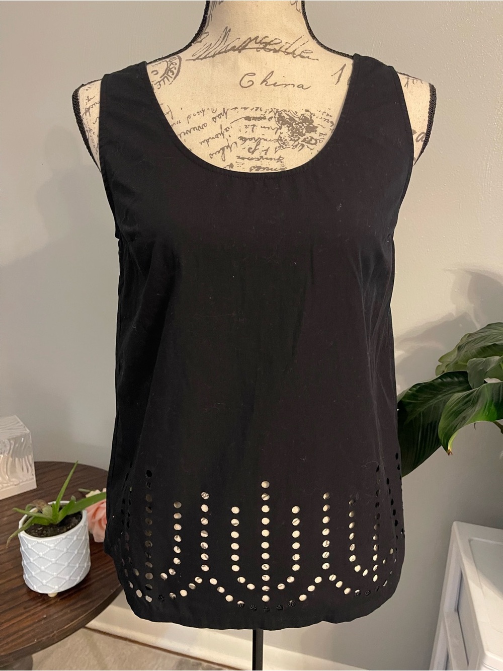 Gap Black Eyelet Hem Sleeveless Tank Top XS Boho Cotton Blouse